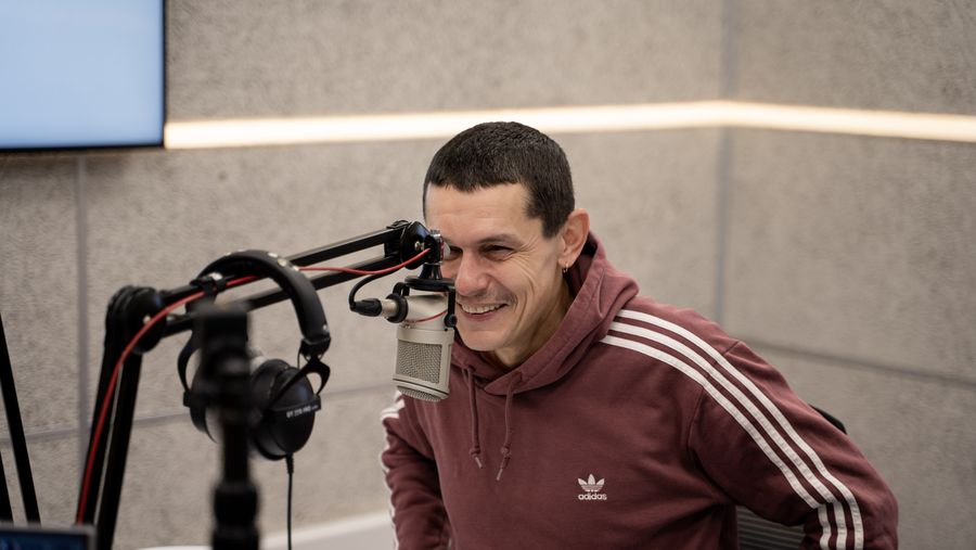 INTERVIU EXCLUSIV: ”Plaha” – între realitate și ficțiune. Iulian Postelnicu, despre rolul său în serialul momentului: ”Este o oglindă”