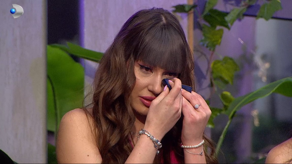 Jaqueline izbucnește în lacrimi! Tânăra recunoaște că suferă din cauza atitudinii lui Alexandru! Aflați ce se va întâmpla între cei doi concurenți, în Gala de duminică, 25 ianuarie, de la orele 16:00 și 19:00, la Kanal D