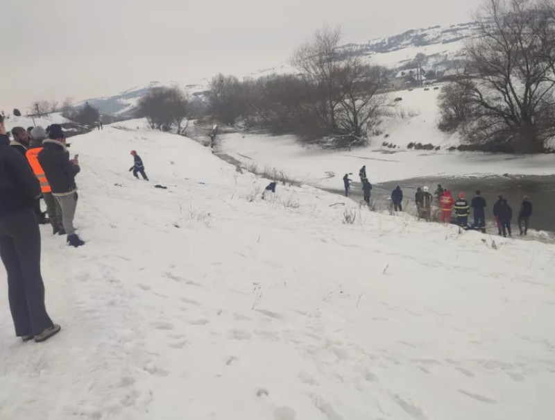 Filmul tragediei de pe râul Someș, unde doi verișori de 4 și 5 ani au căzut în apă în timp ce se dădeau cu sania. Doar unul din ei a fost salvat