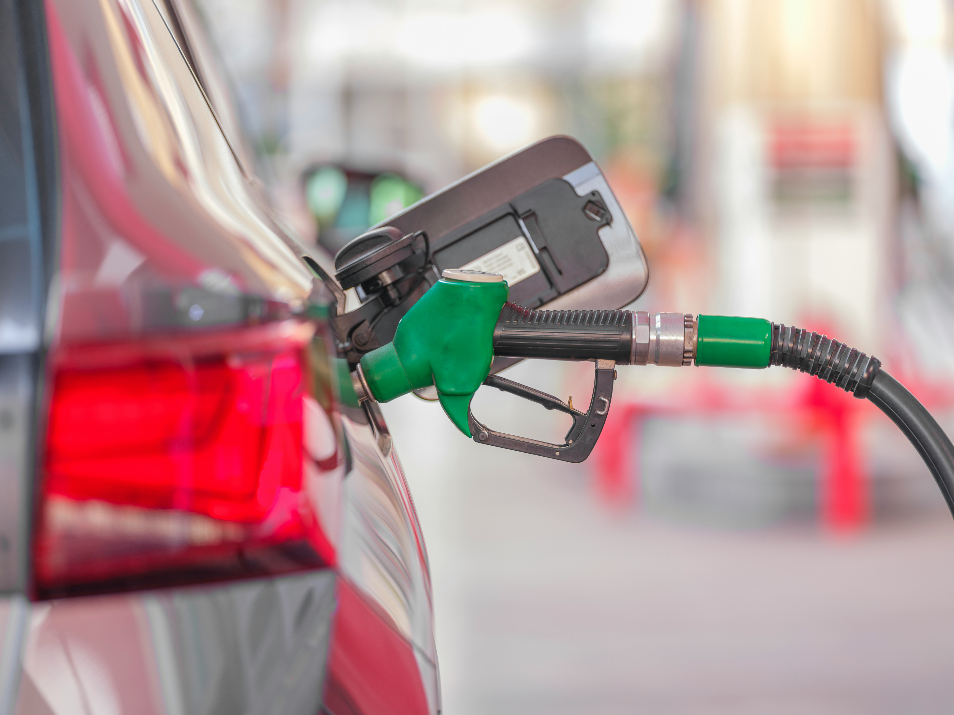 Preț carburanți miercuri, 28 ianuarie 2026: Cu cât se vinde azi litrul de benzină și de motorină în România