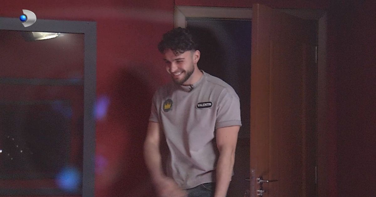 Valentin ajunge cu altă concurentă în camera roșie după primul sărut cu Daniela! Aflați despre cine este vorba în ediția din „Casa iubirii” de vineri, 30 ianuarie, de la orele 10:00 și 16:30, la Kanal D