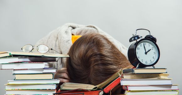 Elev care studiază
