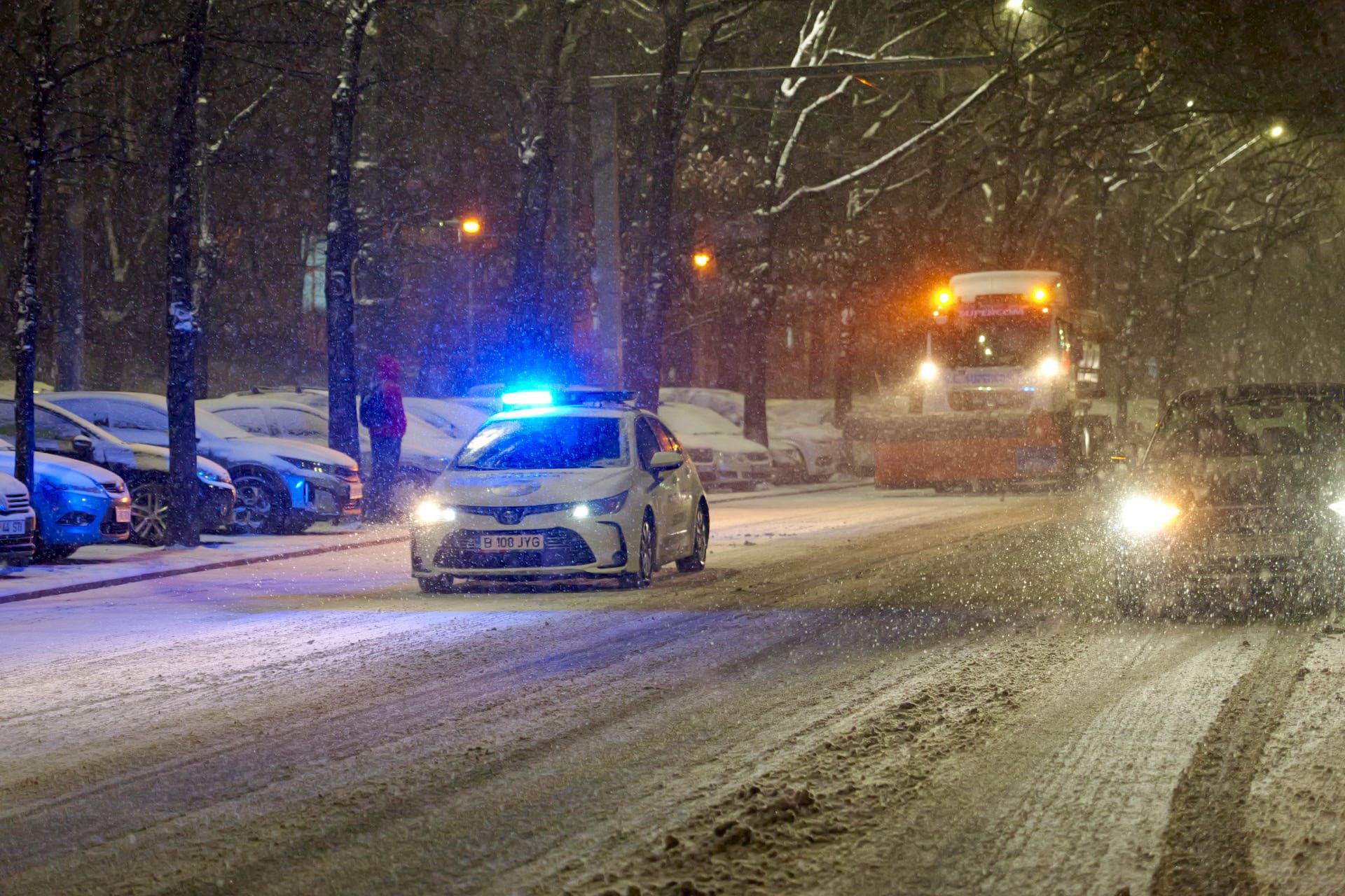Se circulă în condiții de iarnă pe A1 și A2. Bucureștiul se află sub cod galben de ninsori, iar utilajele de deszăpezire fac față cu greu situației actuale