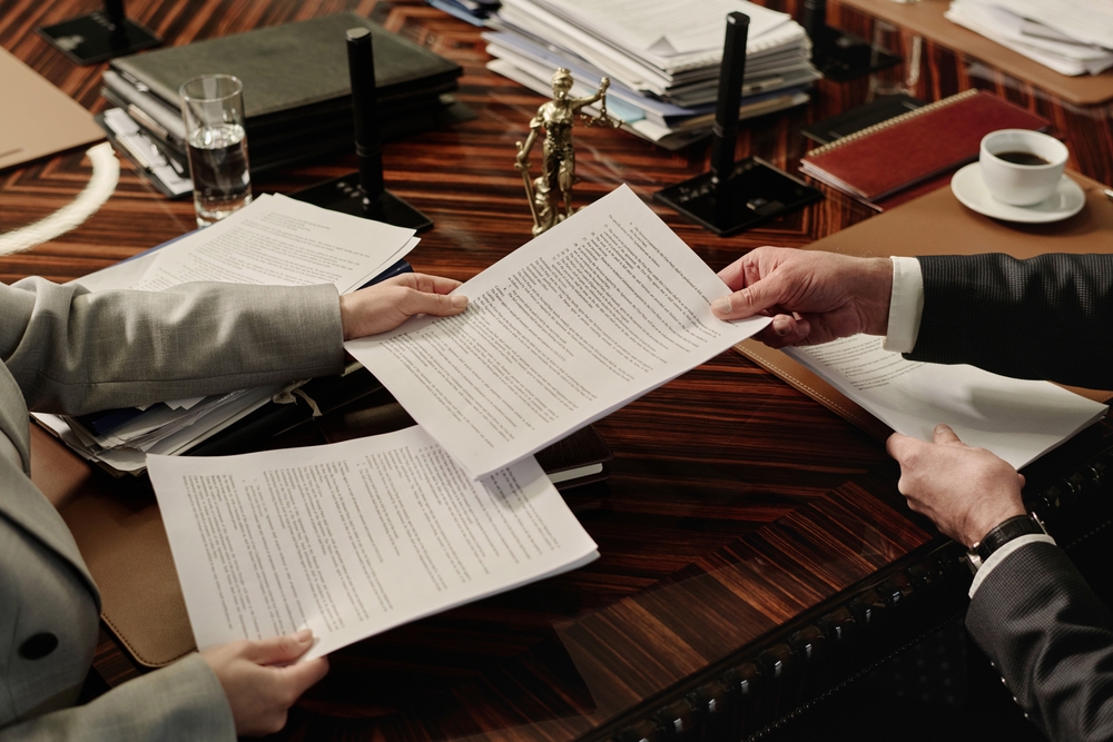 Ghid pentru avocați: alegerea serviciilor de traducere din engleză în română pentru documente juridice 