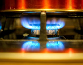 Ilie Bolojan anunță că plafonarea prețurilor la gaze răm&acirc;ne p&acirc;nă &icirc;n martie 2027: &bdquo;Ar trebui să ne ducă la o scădere a prețului gazelor&rdquo;