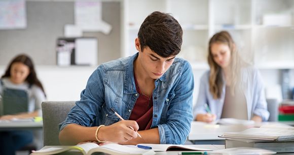 Elevi &icirc;n sala de clasă