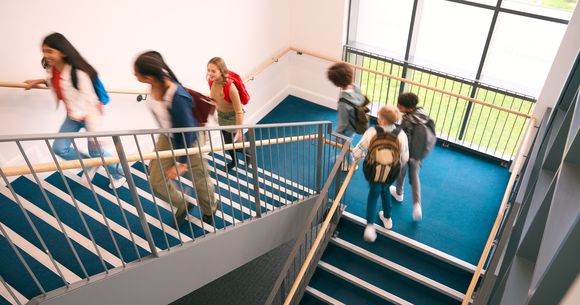 Elevi care stau de vorbă