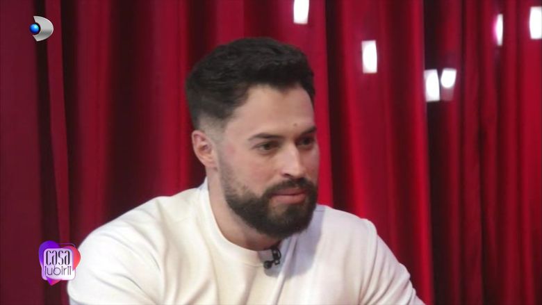 Danciu și Jaqueline în camera roșie.