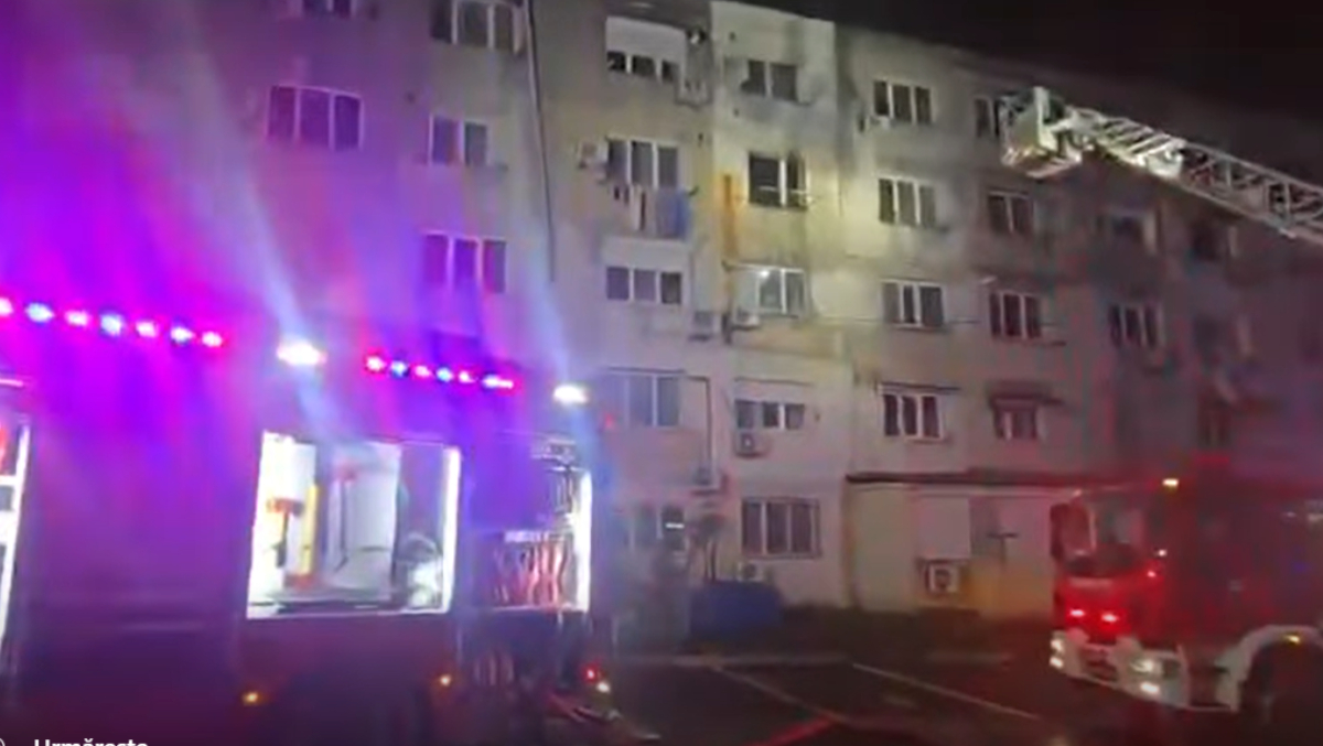 Un apartament a fost cuprins de vâlvătăi în Năvodari! O persoană și-a pierdut viața, iar alți zeci de locatari au fost evacuați