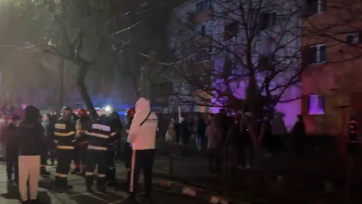 Deflagrație într-un bloc din Chitila! Două persoane au fost transportate la spital, iar alte 40 au fost evacuate