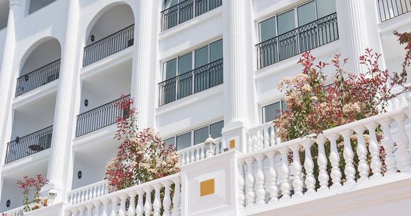 un turist a cazaut de la balcon in spania