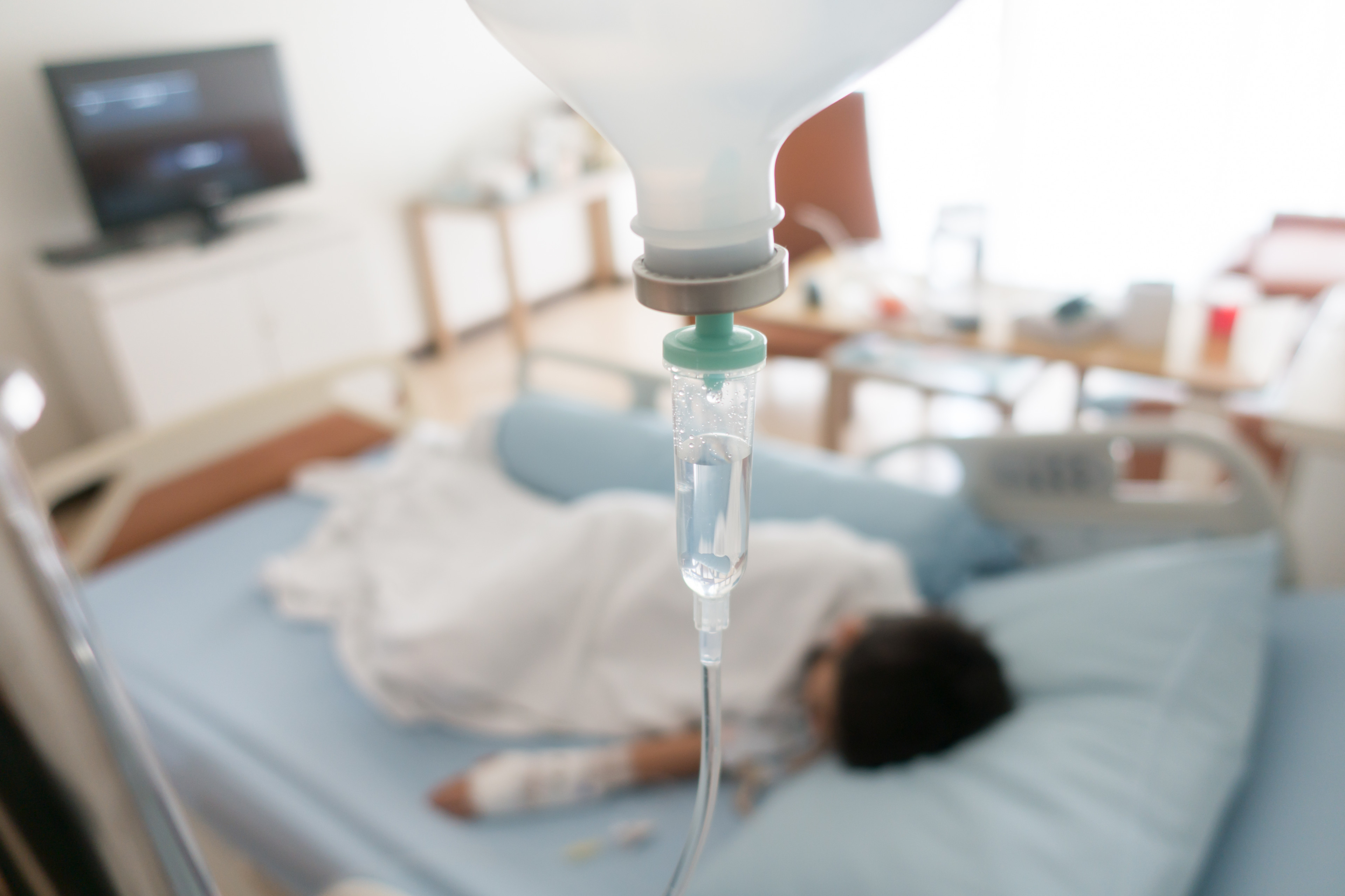 O fetiță de 4 ani se află în stare gravă la spital după ce ar fi „căzut din pat”! Autoritățile au deschis un dosar penal pentru tentativă de omor