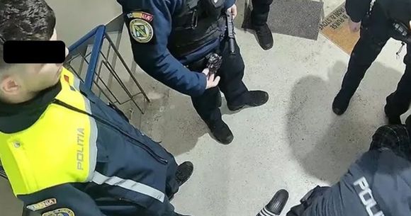 Doi polițiști au fost atacați de un bărbat &icirc;ntr-un bloc din Constanța. 