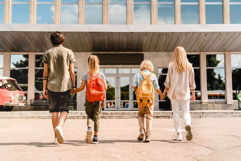 Elevi care merg la școală