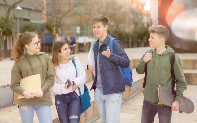 Elevi care stau de vorbă