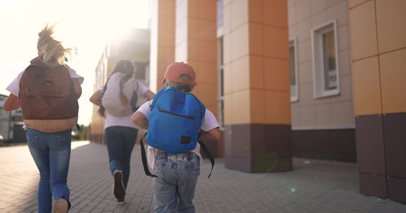 Elevi care merg la școală