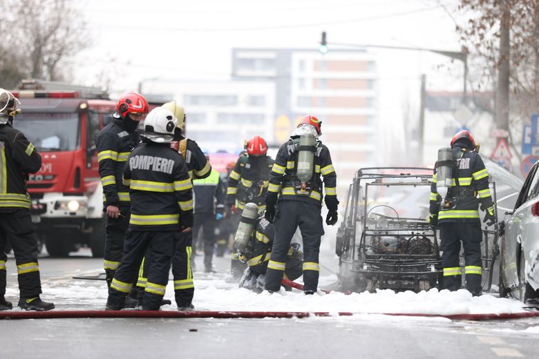O femeie și-a dat viața după o deflagrație produsă într-o mașină electrică pe Bulevardul Constructorilor, în Sectorul 6. 