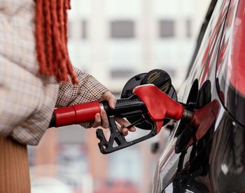 Preț carburanți luni, 16 februarie 2026: Cu c&acirc;t se vinde luni litrul de benzină și motorină