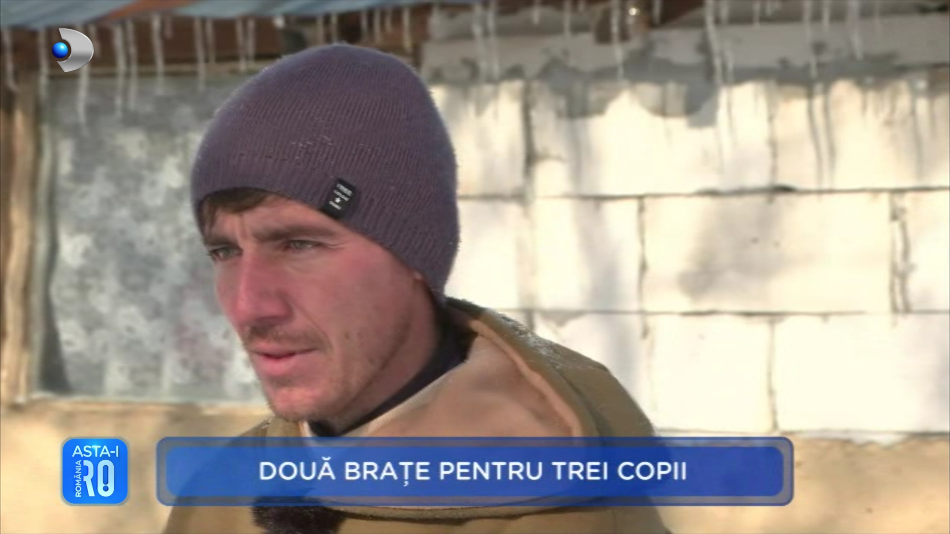 Bărbatul care a ales să își crească singur cei trei copii, după ce mama i-a părăsit. Aceștia locuiesc într-o singură cameră în condiții extrem de dificile