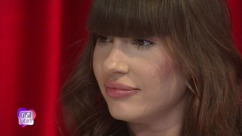 Jaqueline în camera roșie.