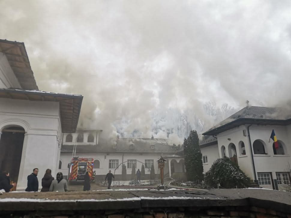 BREAKING NEWS O mănăstire din Gorj a fost cuprinsă de foc! Pompierii intervin cu mai multe autospeciale
