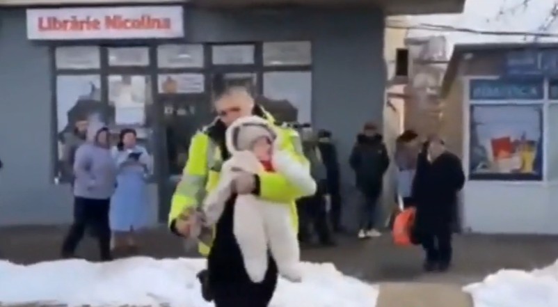 Un polițist local din Iași a devenit salvatorul unui bebeluș. L-a scos în brațe dintr-un bloc cuprins de foc