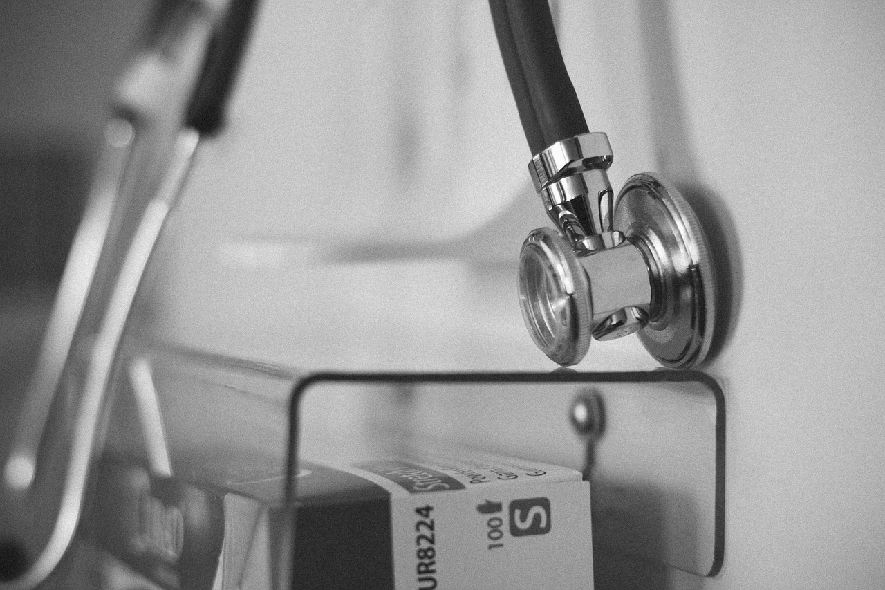 Rudele unei paciente au atacat și spart ochelarii medicului care îi acorda primul ajutor femeii