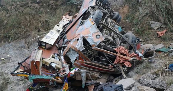 19 persoane și-au pierdut viața după ce un autocar s-a prăbușit 200 de metri &icirc;n albia unui r&acirc;u