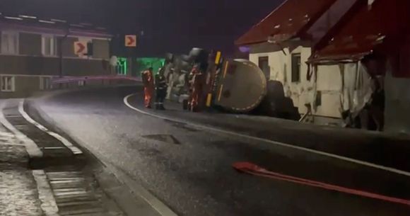 O cisternă &icirc;ncărcată cu gaz butan s-a răsturnat pe DN 1.