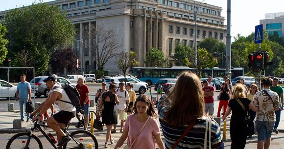 Oameni care merg pe stradă