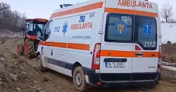 Ambulanță blocată &icirc;n noroi &icirc;n județul Iași.