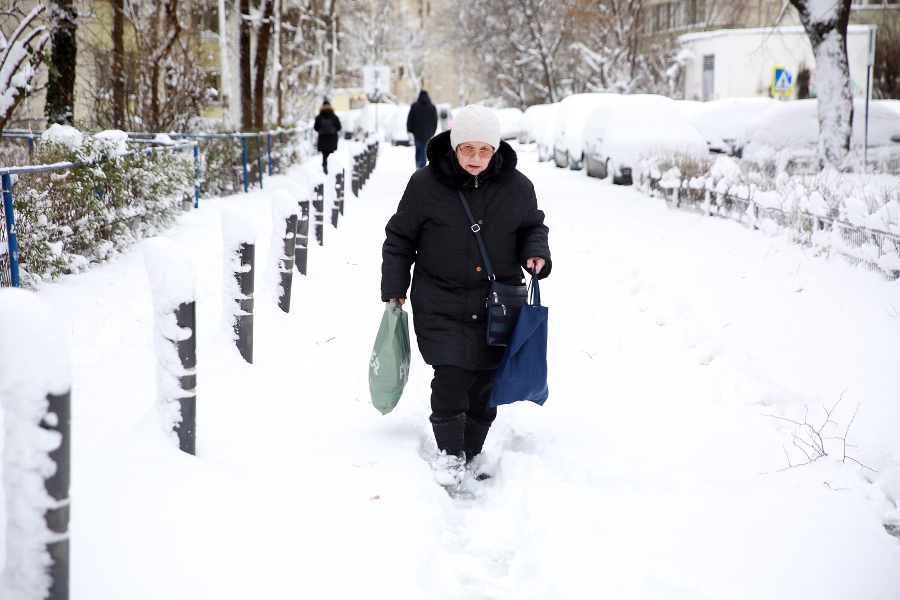 Este alertă de vremea rea în aproape toată țara. Meteorologii ANM au emis cinci coduri de ninsori și viscol