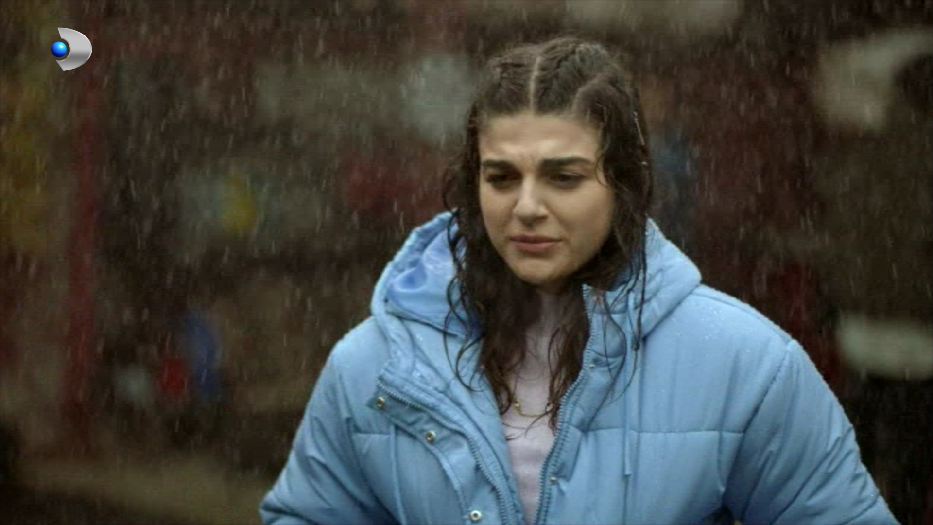 Rezumat episodul 19 „O nouă șansă”, difuzat în 26 februarie 2026 la Kanal D: Ozan este găsit de câțiva pescari la malul mării, iar Songul  este șocată de adevărul pe care l-a descoperit  