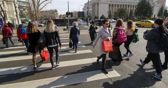 Oameni care merg pe stradă