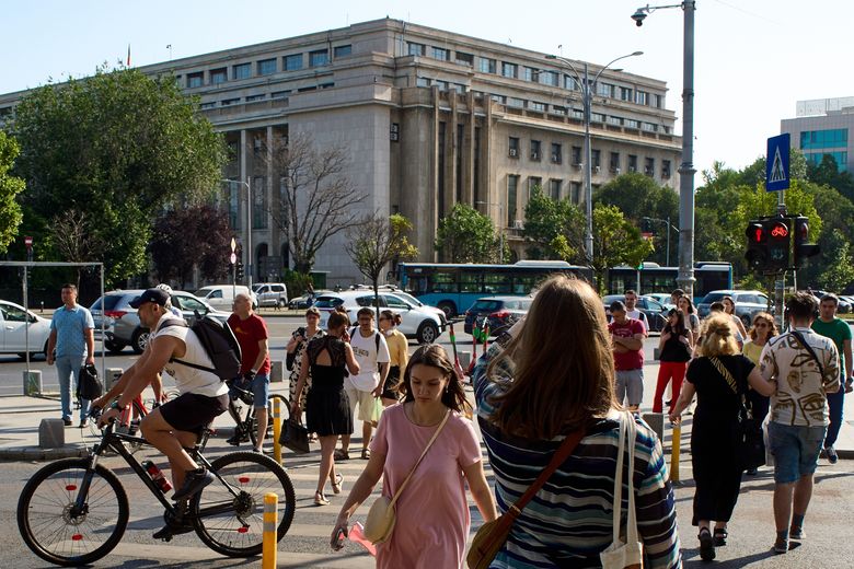Oameni care merg pe stradă