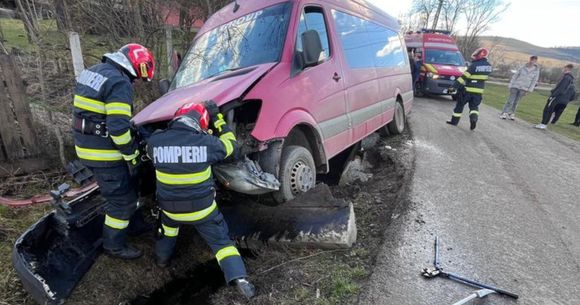 Un microbuz cu 11 persoane s-a răsturnat &icirc;n Mureș.