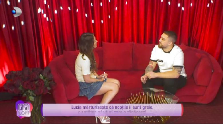 Ștefan cu Lucia în camera roșie.