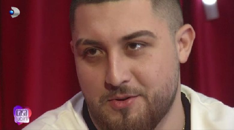 Ștefan în camera roșie.