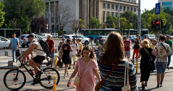 Oameni care merg pe stradă