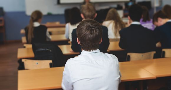 Elevi &icirc;n sala de clasă