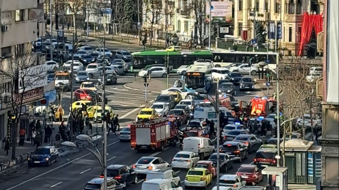 BREAKING NEWS | Un pieton a fost prins sub roțile unei mașini, la Piața Romană
