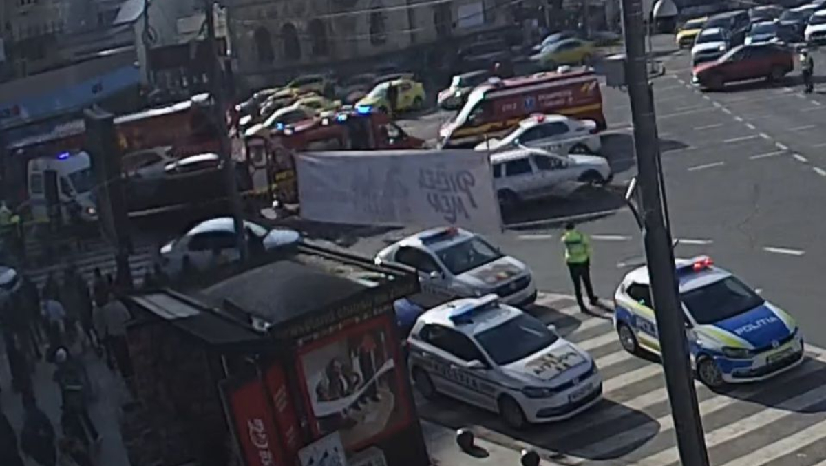O femeie a fost strivită pe o trecere de pietoni din București, după ce s-ar fi împiedicat și căzut în timp ce traversa. Șoferul nu a observat-o
