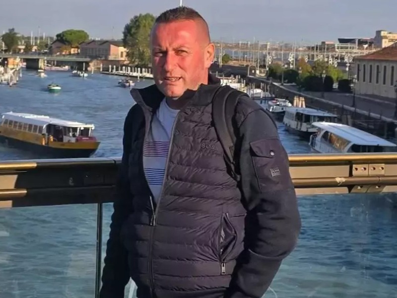 Costi Bălășoiu, un consilier local din Argeș, a fost găsit fără viață în locuința sa. Lângă el se afla o armă și un bilet