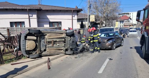 Eveniment rutier cu trei autoturisme &icirc;n Pitești.