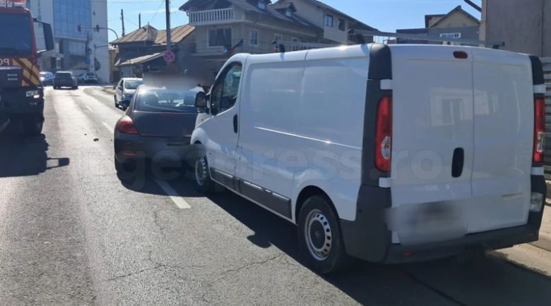 Eveniment rutier cu trei autoturisme în Pitești.