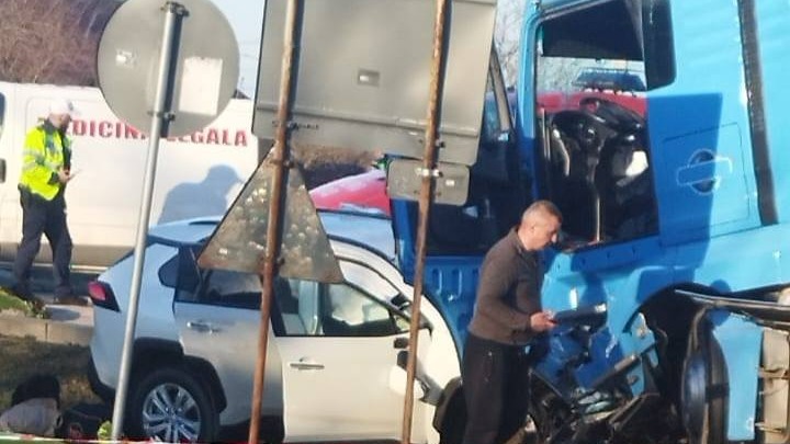 Două femei s-au stins din viață după ce o mașină și un TIR s-au izbit puternic, în Brăila
