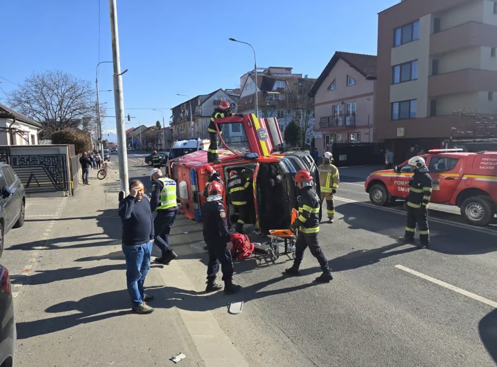 O ambulanță s-a răsturnat în Sibiu după ce a fost izbită de o mașină. În salvare se aflau o mamă și bebelușul ei de cinci luni