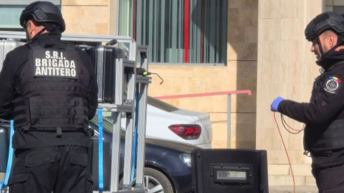 Alertă cu bombă la o bancă din România! Specialiștii pirotehniști se află la fața locului
