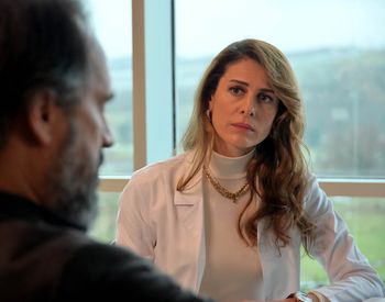 Ebru &Ouml;zkan Saban, actriţa din &bdquo;Pe m&acirc;ini bune&rdquo;, destin ca &icirc;n filme! De la v&acirc;nzarea biletelor de autobuz la faima mondială