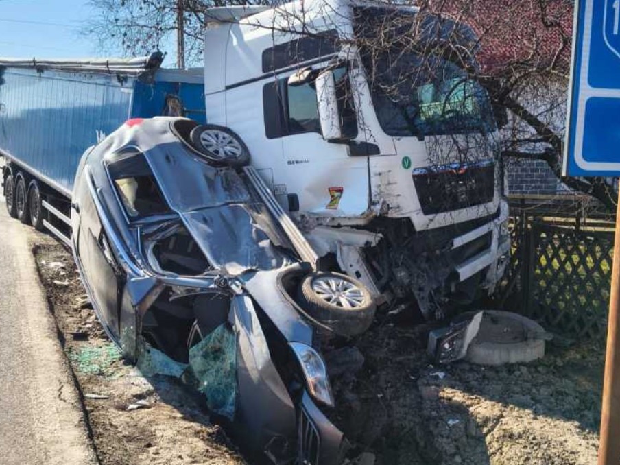O tânără însărcinată a ajuns în stare gravă la spital după ce mașina în care se afla a fost izbită de un camion, în Suceava